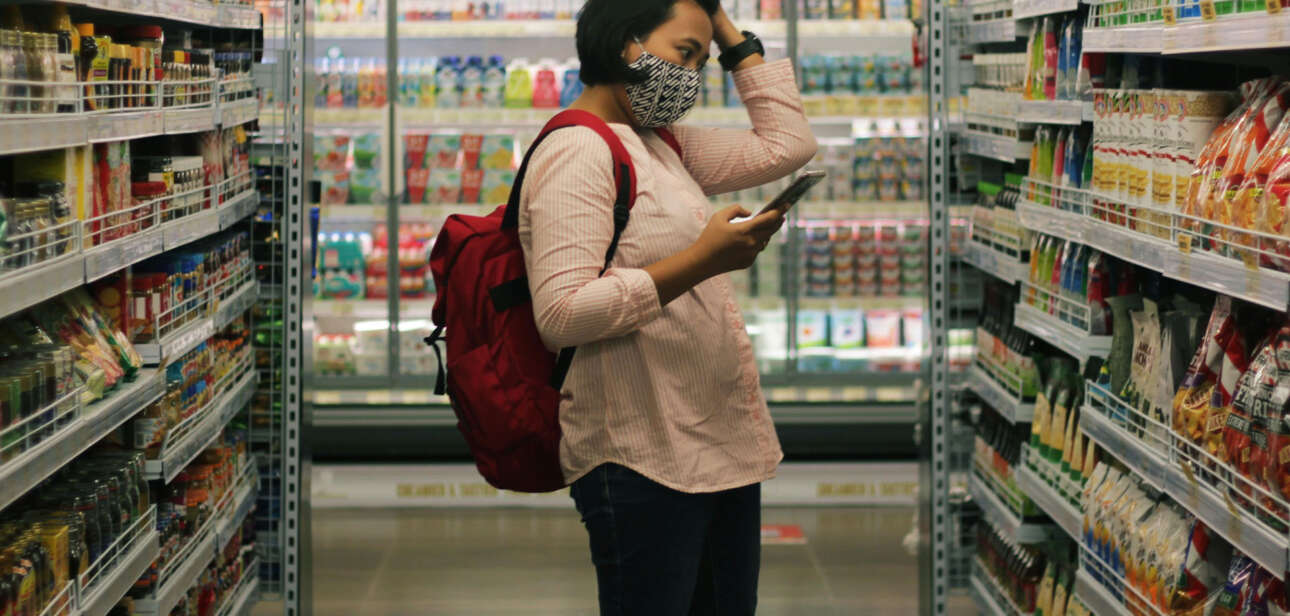 Woman shopping for groceries as SNAP benefits face uncertainty during the 2025 government shutdown in Cincinnati