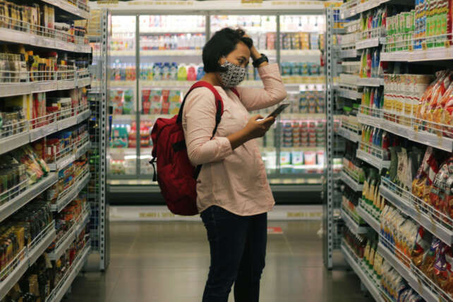 Woman shopping for groceries as SNAP benefits face uncertainty during the 2025 government shutdown in Cincinnati