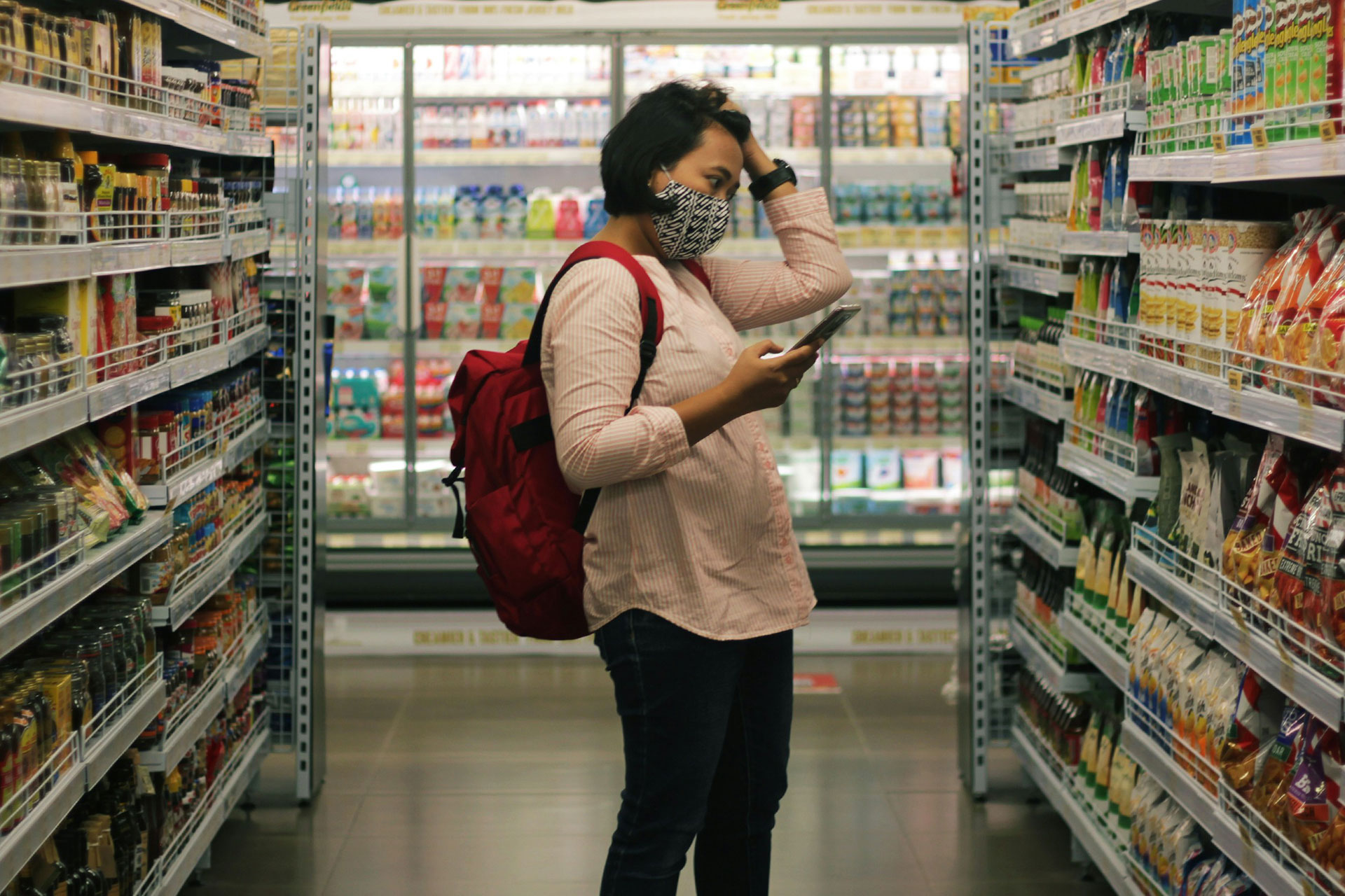Woman shopping for groceries as SNAP benefits face uncertainty during the 2025 government shutdown in Cincinnati