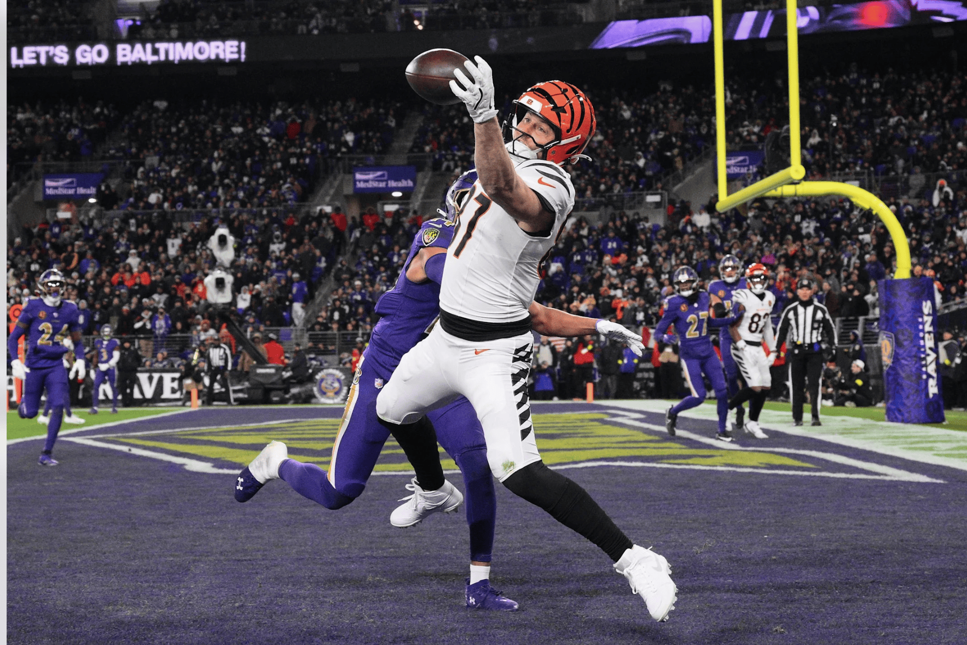 Cincinnati Bengals tight end Tanner Hudson makes a spectacular one-handed touchdown catch over Baltimore Ravens safety Kyle Hamilton during the Thanksgiving game.