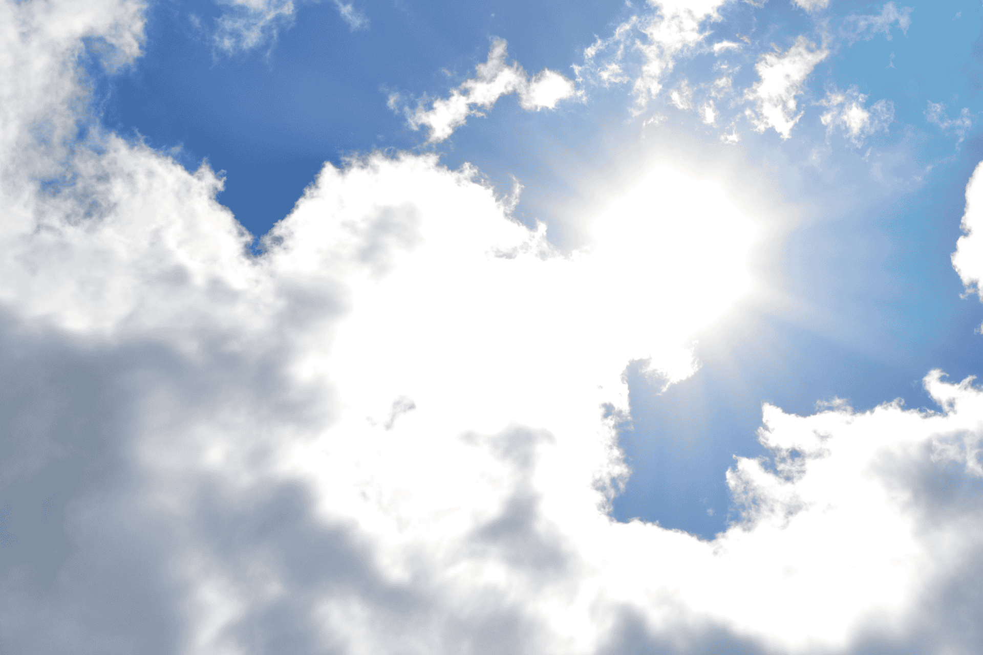 Blue sky with scattered clouds representing the Cincinnati weather forecast for January 12-18, 2026.